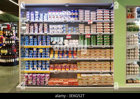 Batumi, Georgia - 30. Mai 2026: Verschiedene Milchprodukte, Butter, Joghurt und Käsepackungen werden in Kühlregalen in einem Lebensmittelgeschäft angeboten. Stockfoto