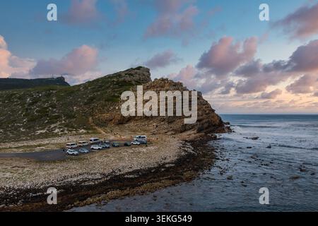 Blick aus der Vogelperspektive auf das felsige Landvorland von Cape Point und den Parkplatz in der Dämmerung Stockfoto