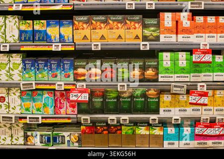 Batumi, Georgia - 30. Mai 2026: Verschiedene Marken von schwarzen, grünen und Kräuterteboxen werden in den Regalen von Lebensmittelgeschäften mit Preisschildern ausgestellt. Stockfoto