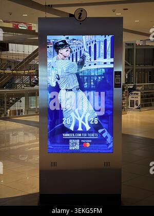 Eine Anzeige für die New York Yankees & Mastercard mit Aaron Judge.at the Palisades Mall in West Nyack, New York. Stockfoto