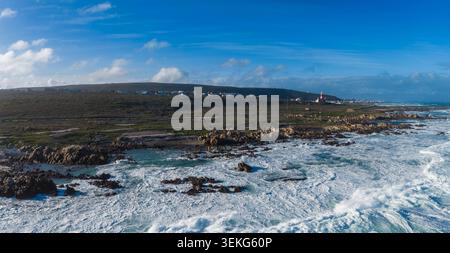 Aus der Vogelperspektive auf den Leuchtturm von Cape Agulhas und die zerklüftete Küste Stockfoto
