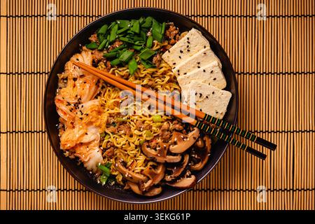 Instant-Nudel nach koreanischer Art, Shin Ramyeon mit Hackfleisch, Kimchi, Tofu-Käse und Shiitake-Pilzen. Stockfoto