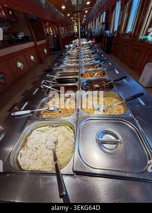 ABB/MONGELEI- Verschienede Asiatische Speisen im Selbstbedigungs Buffet mit Fleisch Huhn Ente Gemuese Reis Salatheke Allu Schallen Auffuell Löffel All you CAN eat .Innenansich im mongolischen Grillrestaurant Mongolei mit asiatischem Selbstbedienungsbuffet in Hamburg Wandsbek Hamburg Deutschland *** ABB MONGELEI verschiedene asiatische Gerichte im Selbstbedienungsbuffet mit Fleisch Stockfoto