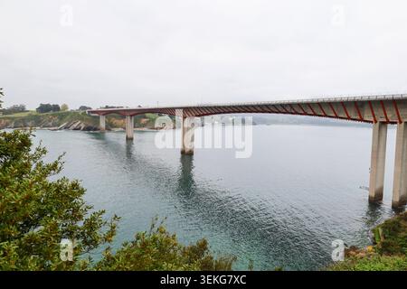 Die kolossale Brücke von Los Santos über die EO-Mündung in Ribadeo, Galicien, Spanien Stockfoto