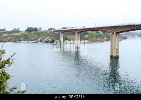 Die kolossale Brücke von Los Santos über die EO-Mündung in Ribadeo, Galicien, Spanien Stockfoto
