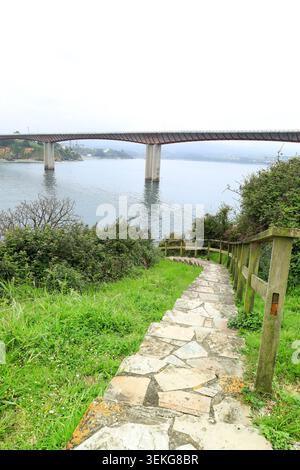 Die kolossale Brücke von Los Santos über die EO-Mündung in Ribadeo, Galicien, Spanien Stockfoto