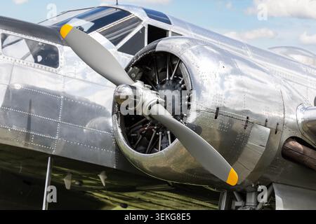 Nahaufnahme polierter Propeller für Oldtimer-Flugzeugtriebwerke reflektierender Aluminiumrumpf mit vernieteten Metallblechen. Klassische Restaurierung der Luftfahrttechnik Stockfoto