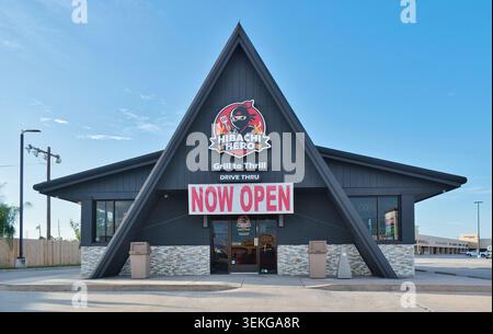 Houston, Texas, USA 05-31-2026: Hibachi Hero Fast Food Restaurant, Außenfassade. Stockfoto