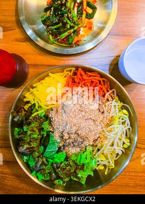 Bibimbap, koreanischer würziger Salat mit Reisschale, Bulgogi. Traditionell koreanisches Essen Stockfoto