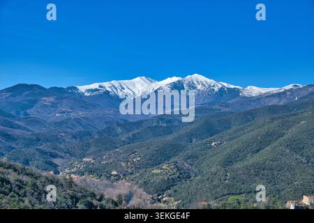 Die schneebedeckten Gipfel des Mont Canigou in den französischen Pyrenäen und das tiefe Tal des Flusses Tech in Südfrankreich Stockfoto