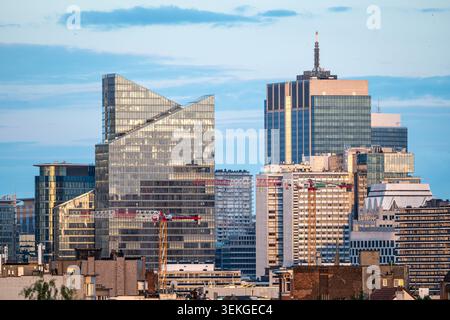 Erhöhter Blick über das Brüsseler Nordviertel, bekannt als Little Manhattan, mit einer dichten Ansammlung moderner Bürotürme, umgeben von Wohnhäusern Stockfoto