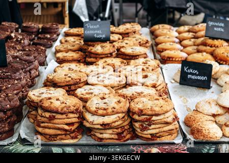 Verschiedene frisch gebackene Kekse, Makronen und süßes Gebäck werden auf einem Marktstand im Freien in Amsterdam präsentiert Stockfoto