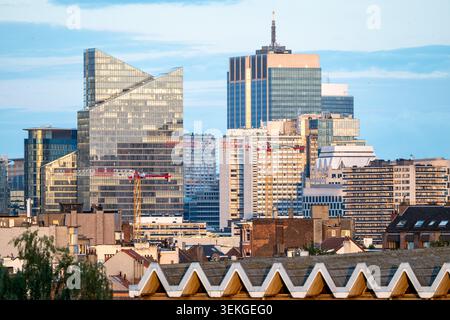 Erhöhter Blick über das Brüsseler Nordviertel, bekannt als Little Manhattan, mit einer dichten Ansammlung moderner Bürotürme, umgeben von Wohnhäusern Stockfoto