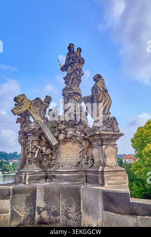 Skulpturen der Madonna und des Heiligen Bernhard auf der Karlsbrücke 1690 von der Skulptur Jan Brokoff (28. Dezember 1718) Prag, Tschechische Republik Stockfoto
