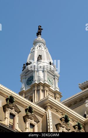 Architektonische Details des Uhrenturms und der Fassade des Philadelphia City Hall in Center City Philadelphia, Pennsylvania. Stockfoto