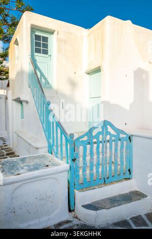 Weißes Haus mit blauer Tür in Mykonos, Kykladen, Griechenland Stockfoto