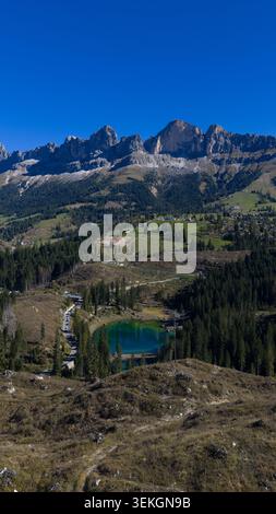 Der karersee reflektiert die Dolomitberge rosengarten Stockfoto