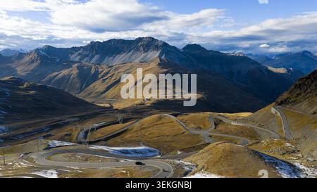 Stilfserjoch vorbei an der Bergstraße, die sich durch die alpenlandschaft schlängelt Stockfoto