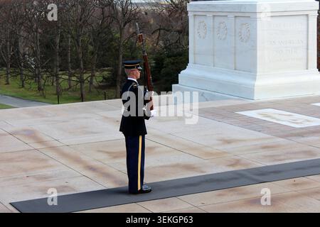 Wächter der United States Army steht am Grab des Unbekannten Soldaten auf dem Arlington National Cemetery. Stockfoto