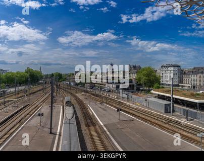 Nantes, Frankreich - 05 09 2026: Bahnhof Nantes. Panoramablick auf die wichtigsten Denkmäler der Stadt und die Bahnlinien davor, vom Innern des Stats Stockfoto