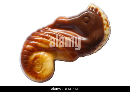 Guylian Schokolade aus der Schachtel mit Guylian Belgian Deluxe Pralinen isoliert auf weiß - Premium belgische Pralinen knusprige Kekse Seepferdchen Stockfoto