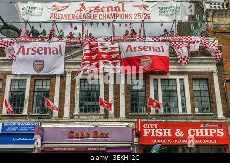 London, Großbritannien. 31. Mai 2026. Läden, die während der Arsenal F.C. Victory Parade in North London mit riesigen Banner und Clubartikeln geschmückt wurden. Stockfoto
