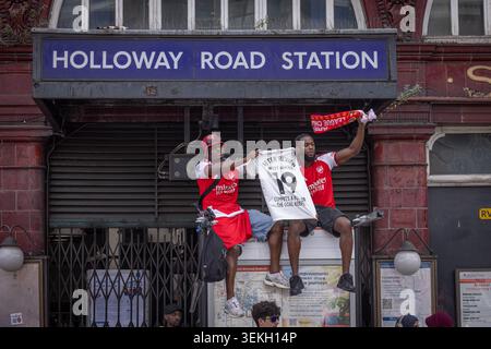 London, Großbritannien. 31. Mai 2026. Arsenal-Fans feiern den Sieg des Premier League-Titels vor der U-Bahn-Station Holloway Road während der Siegerparade. Stockfoto