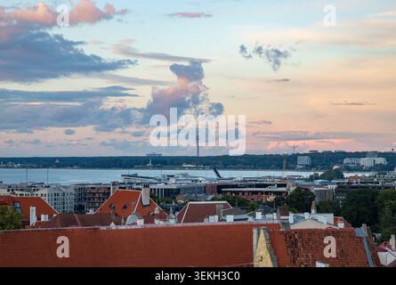 Ein Bild des Tallinner Fernsehturms bei Sonnenuntergang. Stockfoto