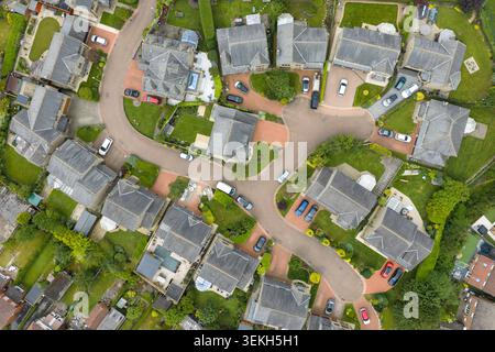 Von oben nach unten geöffnete Drohnenansicht einer Wohncul de Sackgasse in Tingley Wakefield mit freistehenden Häusern Gärten Straßen und Vorstadtgegenden in Stockfoto