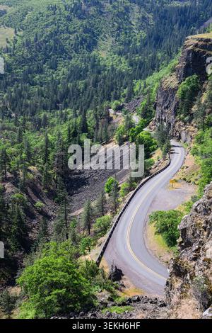 Der historische Columbia River Highway schlängelt sich durch die zerklüftete Landschaft Oregons Stockfoto