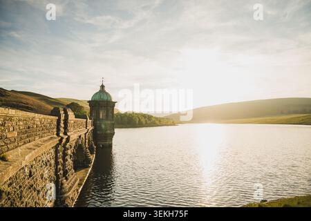 Stone Reservoir Dam und Water Tower at Sunset Reflection Stockfoto