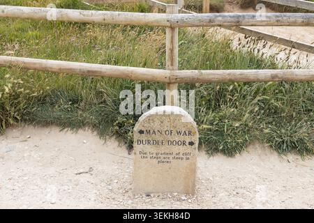Wegweiser aus Stein für man O'war Beach und Durdle Door in Dorset Stockfoto