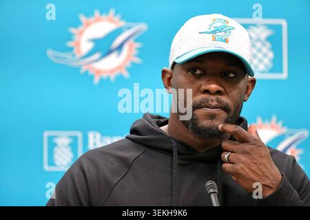 Miami Dolphins Cheftrainer Brian Flores spricht vor dem Training im Baptist Health Training Complex im Hard Rock Stadium in Miami Gardens, Florida am 20. Oktober 2021 mit den Medien. Die Pressekonferenz fand vor der Vorbereitung des Teams auf das bevorstehende Spiel der National Football League (NFL) statt. (Foto: David Santiago/Miami Herald/TNS/SIPA USA) Stockfoto