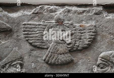 Assyrisch, 9. Jh. v. Chr. Irak, Nimrud, Nordwestpalast. Panel 7. Saal B. Ashurnasirpal II. Steht mit Sonnenschirm und hält die erhabenen Pfeile symbolisch für den Sieg, begleitet vom Gott in der geflügelten Scheibe und hoher Beamter. British Museum. London. Stockfoto