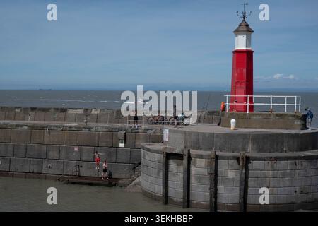 Somerset, Watchet, East Quay, Mai 2026. Leuchtturm am Eingang zum Hafen Stockfoto