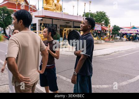 Junge Freunde, die buddhistische Tempelanlagen und Straßenmärkte in asien erkunden Stockfoto