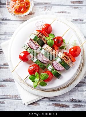 Gegrillte Shashliks mit Gemüse, Pfifferlingen und Schweinefleisch. Nahaufnahme. Stockfoto