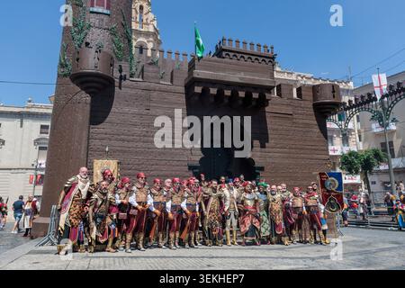 Ritter der Kapitäne aus Fila Marrakesch und Fila Andaluces posierten vor der Burg beim fest der Mooren und Christen in Alcoy am 27. April 2026 in Spanien Stockfoto