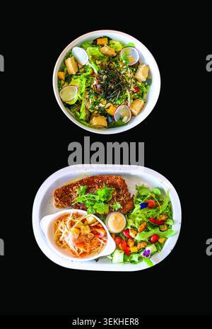 Gestanzte Gemüsesalat, gebratener Wolfsbarsch und Papaya-Salat auf weißem isoliert Stockfoto