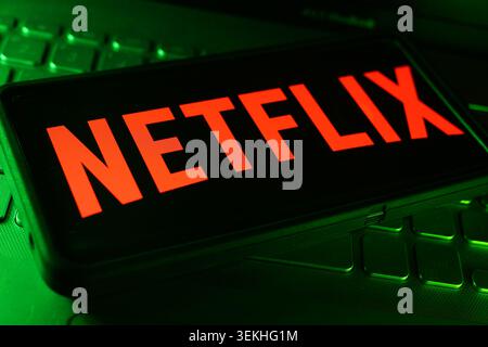 Netflix Firmenlogo Auf Dem Bildschirm Mit Computertechnologie Tastatur Hintergrund Und Digital Streaming Entertainment Workspace Stockfoto