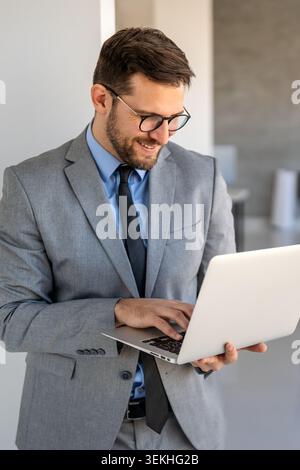 KI-Technologie hilft Menschen, mit generativen KI-Funktionen zu arbeiten, indem sie die KI anfordert Stockfoto
