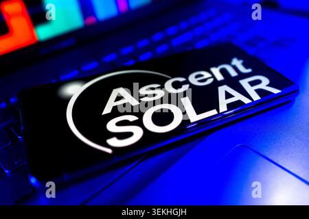 Das Unternehmenslogo Von Ascent Solar Technologies Wird Auf Dem Mobilen Bildschirm Mit Dem Hintergrund Des Finanzdiagramms Angezeigt Stockfoto
