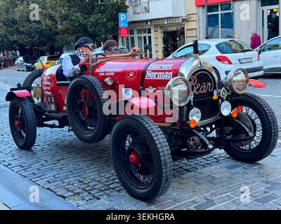 Ein Oldtimer von Sunbeam nimmt an einer Weltreise von London nach Melbourne Teil. Die Fahrer tragen Retro Ulcinj Montenegro - 05. Oktober 2024 Stockfoto