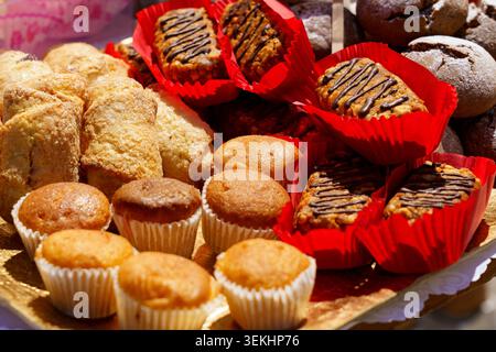 Backwaren auf einem Tisch mit verschiedenen Desserts, die zusammen präsentiert werden Stockfoto