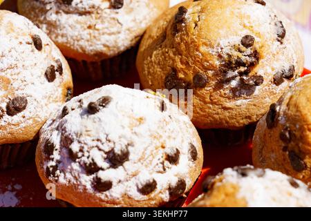 Schokoladenchips-Muffins in einer sonnigen Küche während der Morgenstunden backen Stockfoto