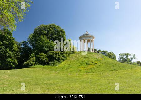 Der Englische Garten (englischer Garten) ist ein öffentlicher Park in München, 23. Mai 2026. Es enthält den Tempel Monopteros im griechischen Stil. (CT Stockfoto