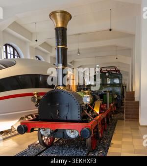 Nürnberg, Deutschland - 1. Dezember 24: Panoramablick auf Dampflokomotive und moderne ICE-Züge im DB-Museum in Nürnberg Stockfoto