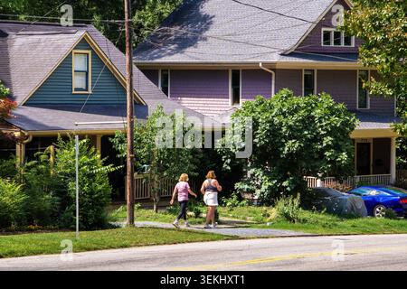 Frauen laufen auf einer Wohnstraße im Stadtteil Boylan Heights in Raleigh, North Carolina. Stockfoto