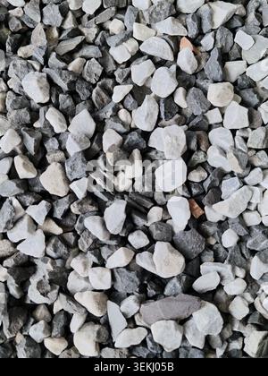Nahaufnahme gemischter, zerquetschter Kiessteine Stockfoto