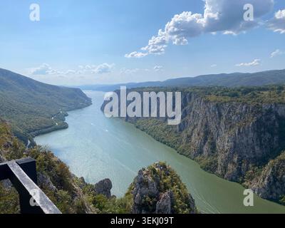 Panoramablick auf die Donau und die Eiserne Tore-Schlucht in Serbien Stockfoto